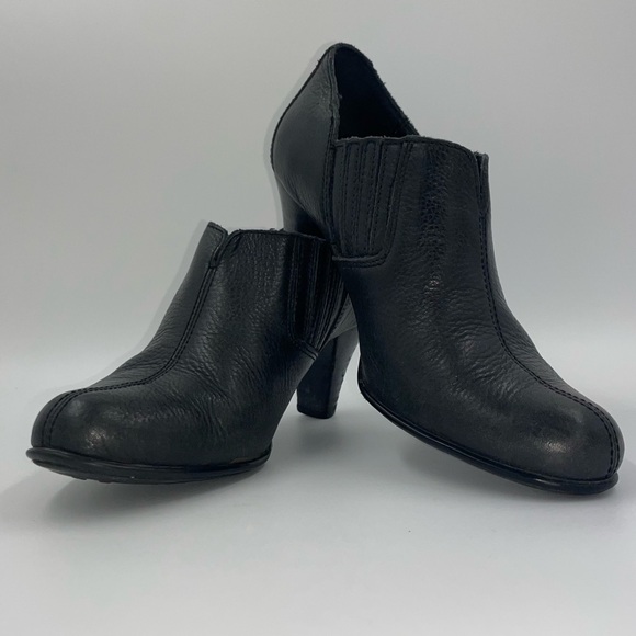 Born Shoes - Black Pebbled Leather Faux Stacked Heel Børn Shootie Bootie, Size 7